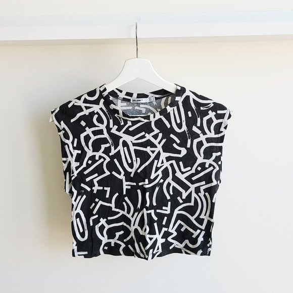 Zara Tops - Zara Black & White Abstract Pattern Crop Top
